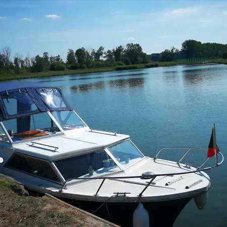 Beny Boat Botel *